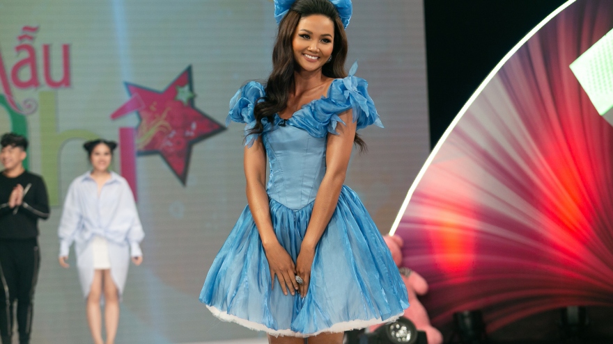 Hoa hậu H'Hen Niê hóa nàng Lọ lem trên sân khấu "Siêu mẫu nhí"